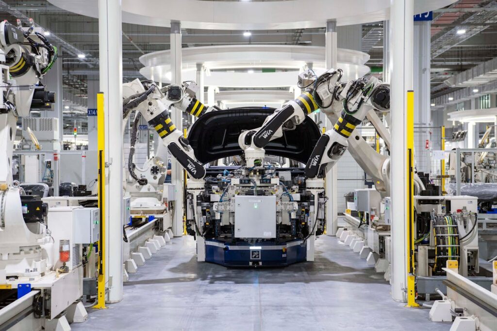 Pekerja pabrik digantikan robot