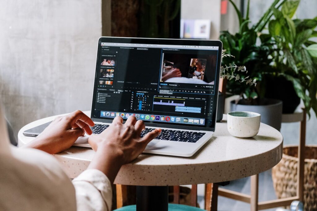 rekomendasi kerja freelance dari rumah - Graphic Designer